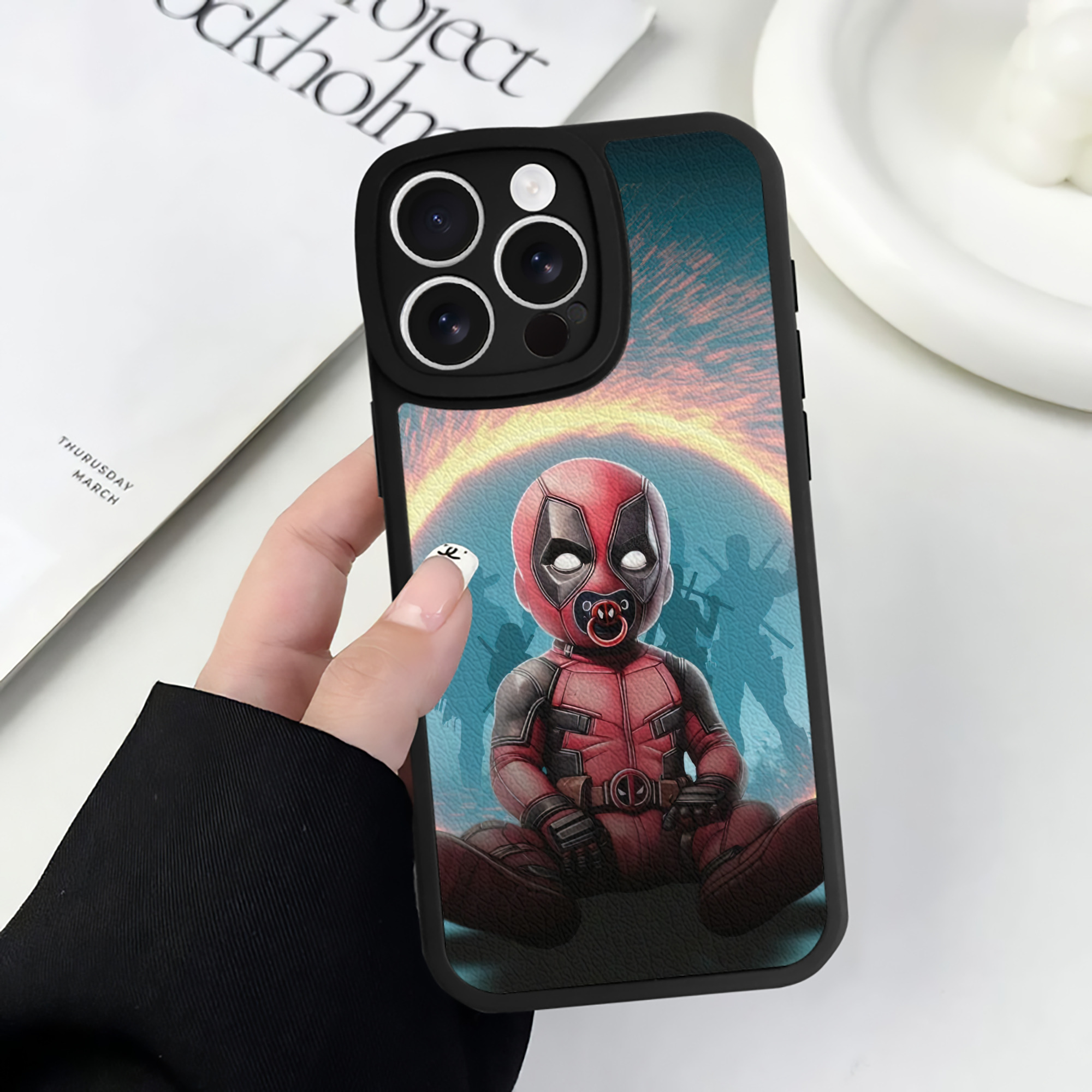 （画像用） Deadpool デッドプール 【iPhone 16シリーズ対応】シリコンスマホケース（レザー調） 材質：シリコン